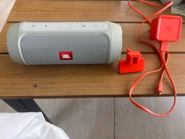 JBL Charge 2+ – funcțională, cu distorsiuni audio – pentru reparație