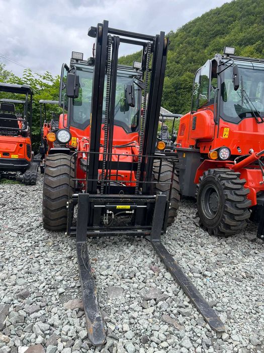 Stivuitor 4x4  teren accidentat 2,5 tone ridicare