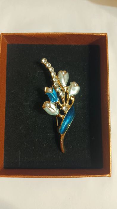 Красиви брошки за всеки тип дреха