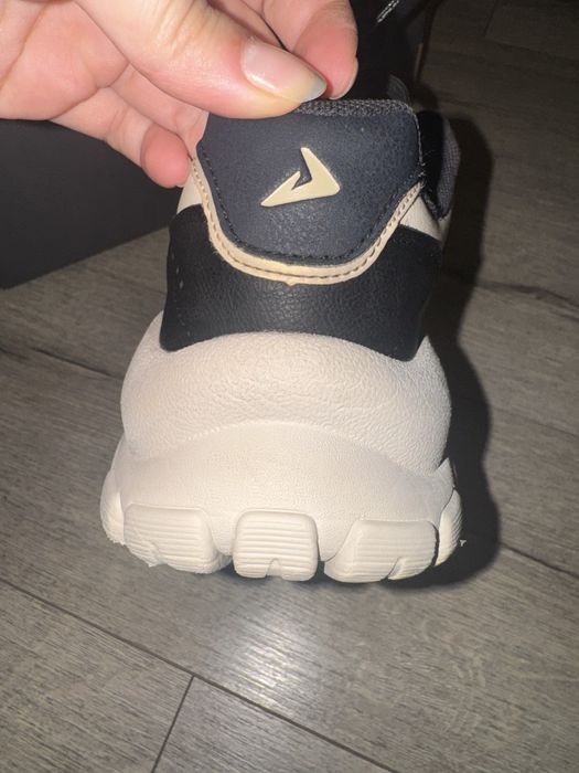 Кроссовки demix.