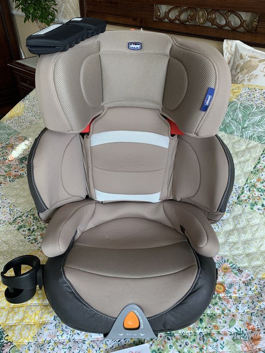 Автокресло детское Chicco в автомобиль