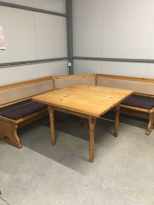 Дървени пейки с маса