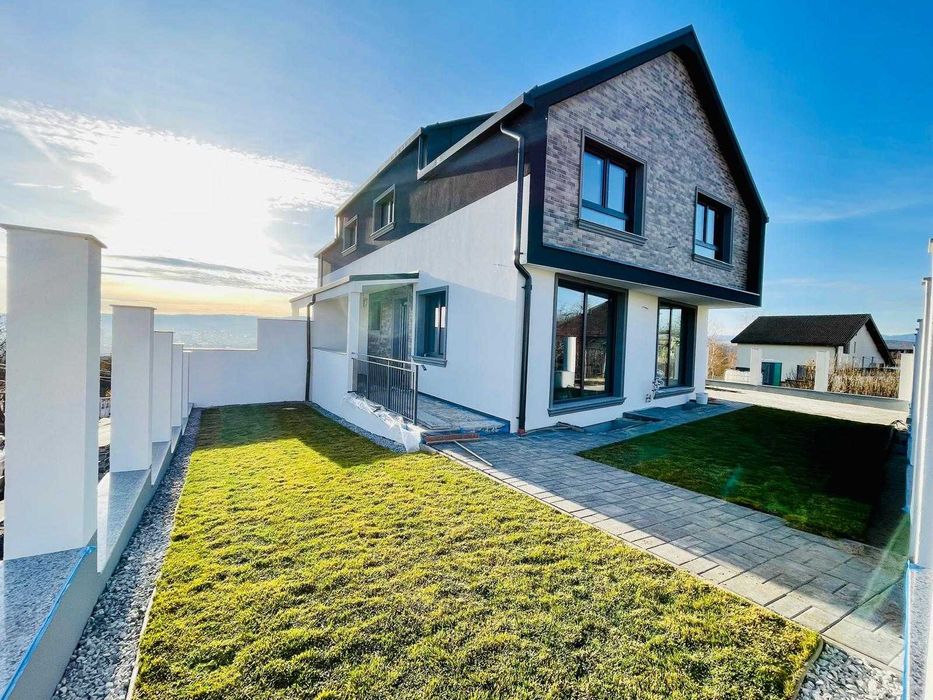 Casa cuplata cu panorama 156 metri utili, 2 garaje zona Dambul Rotund