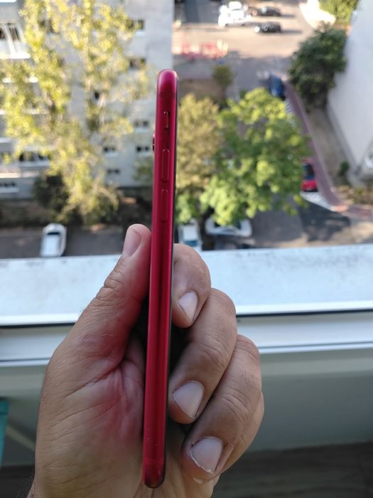 iPhone SE 64GB RED – stare foarte bună, fără zgârieturi