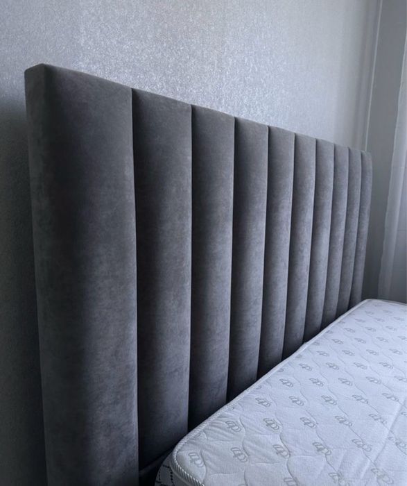 Кровать двуспальная с матрасом