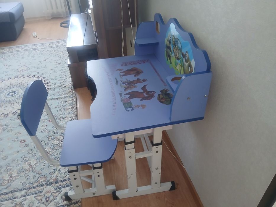 Продаю парту школьную