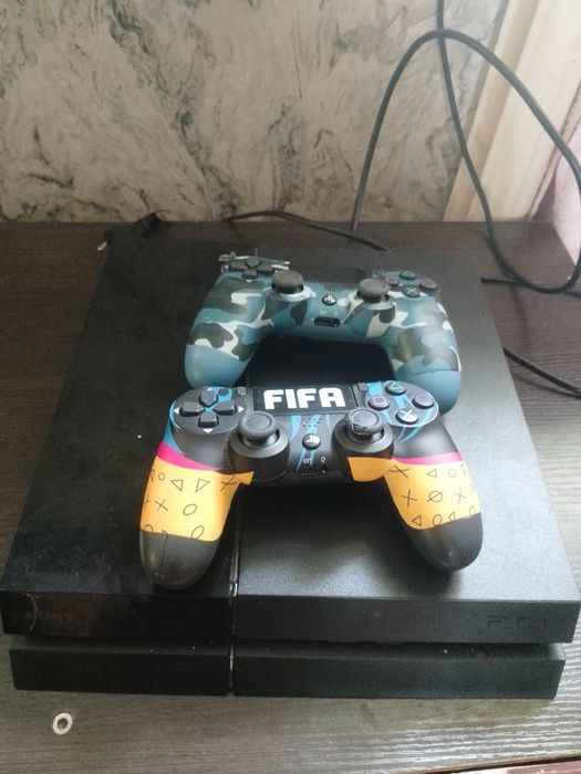 Продам пс4 в хорошем состоянии