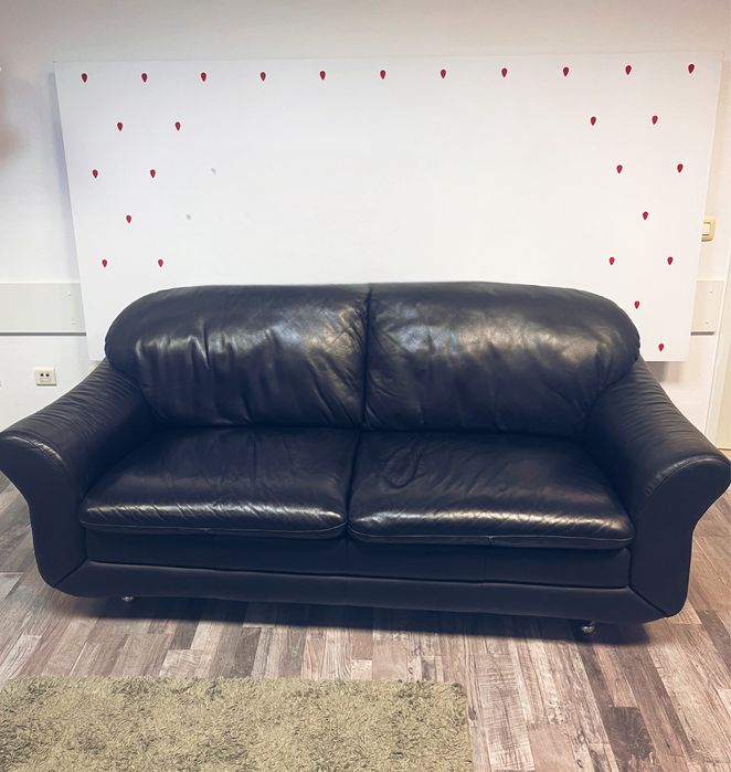 Canapea piele si mobilier showroom haine