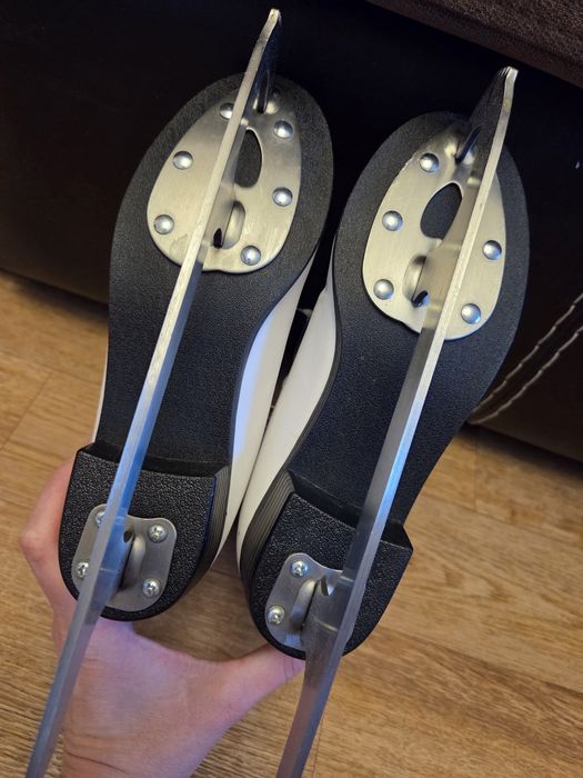 Продам фигурные коньки 35 размер