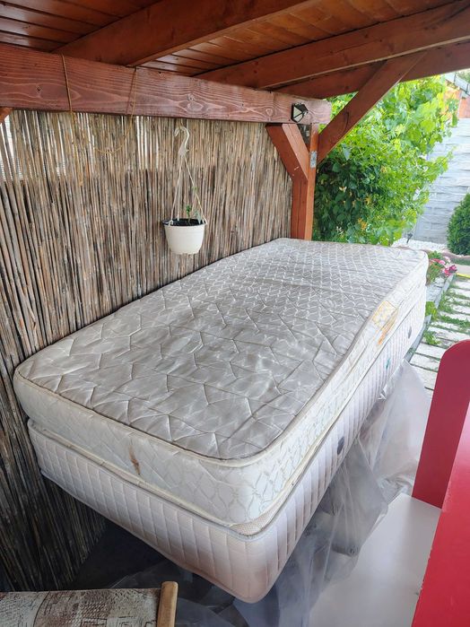 Mobilier pentru dormitor cu două paturi