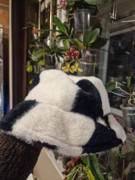 Дамска шапка идиотка