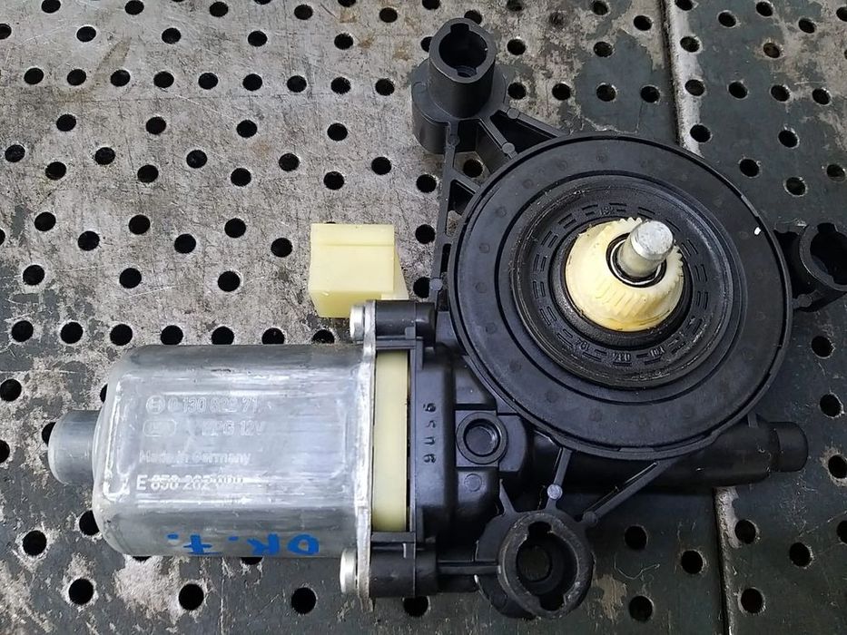 Motoras macara dreapta fata vw touran 3 5q0959801b 0130822717