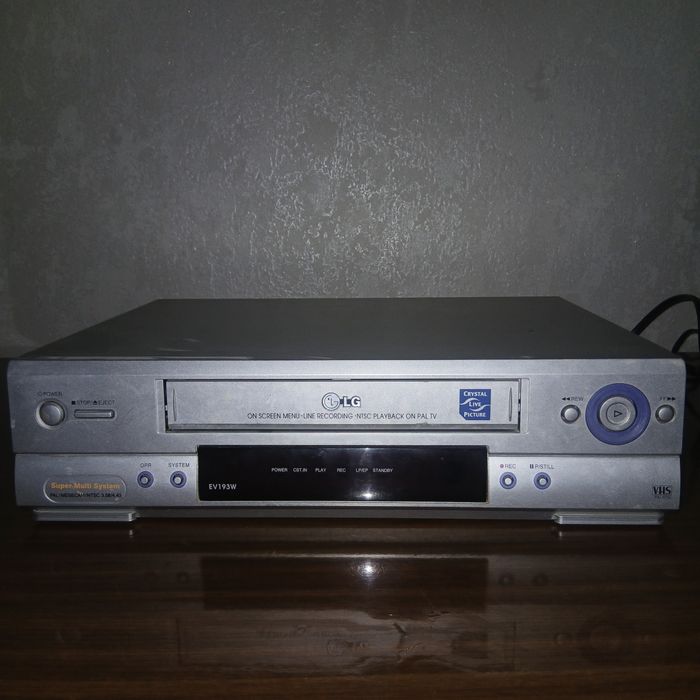 Видио магнитафон сотилади