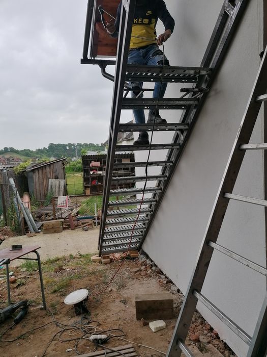 Scara metalica la is