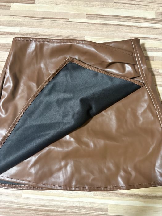 Къса кожена поличка.