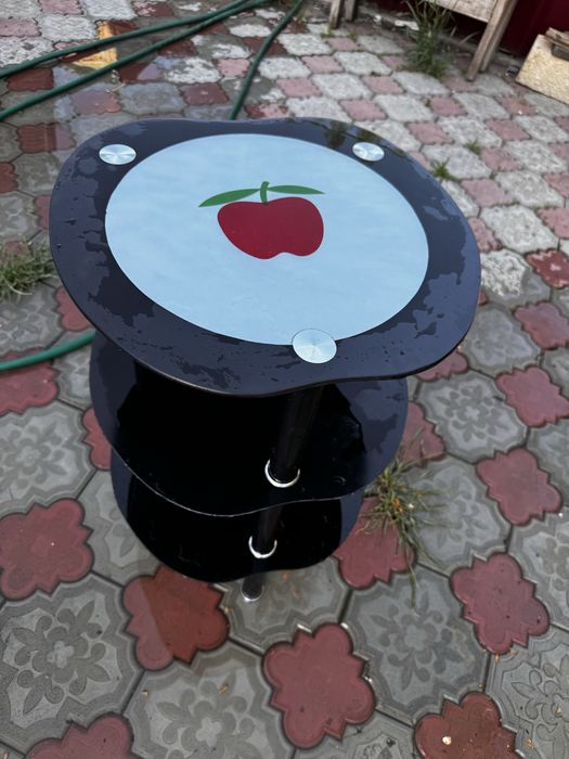 Стеклянный журнальный столик