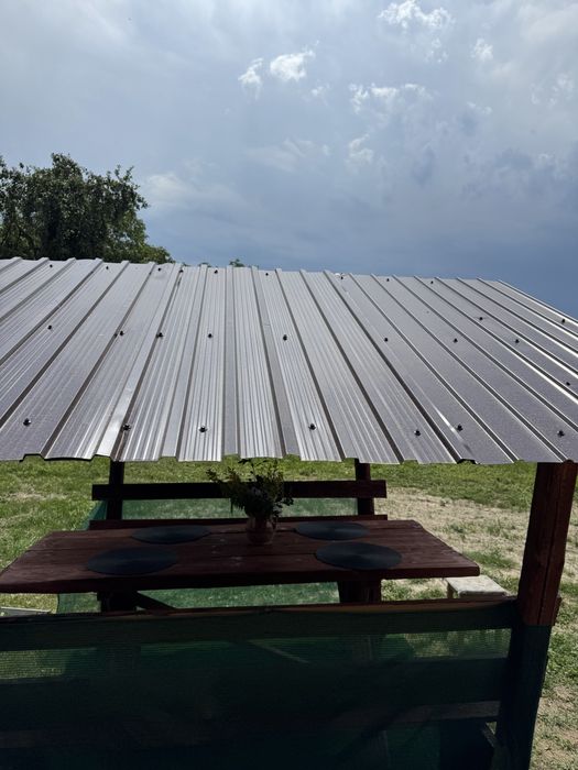 Balansoar din lemn masiv cu acoperis.