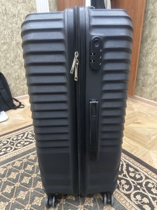 Продам чемодан ( L )