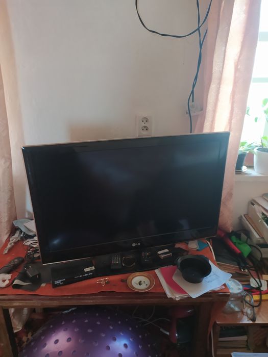 Телевизор рабочий и несколько двд есть