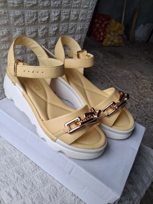 НОВИ Кожени сандали Lasocki