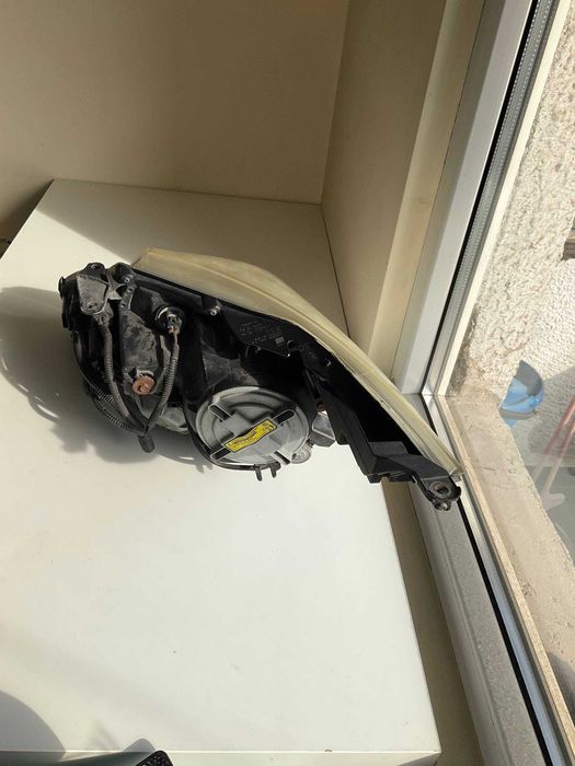 Десен ксенонов фар за Toyota Avensis