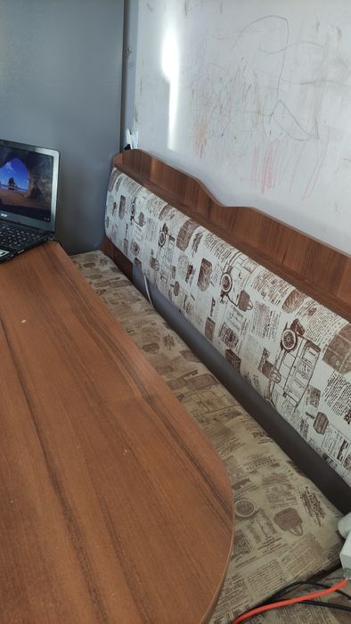 Продам стол с диваном на кухню