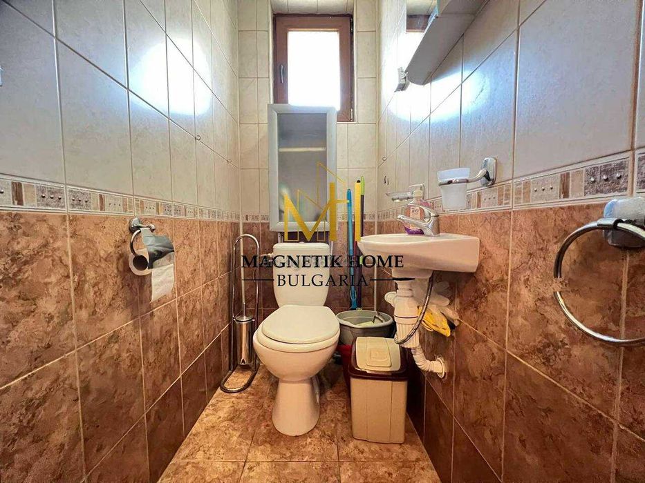 Страхотна двуетажна къща с паркомясто и басейн в ж.к. Сарафово