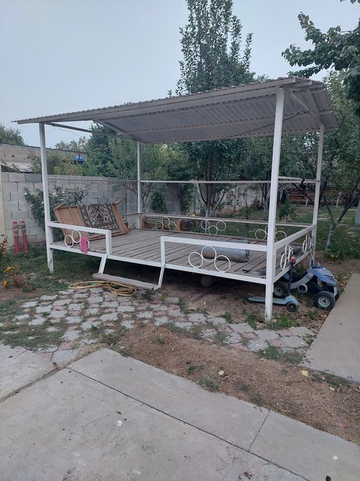 Тапчан навесом летний