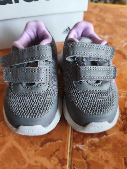 Маратонки Adidas за момиченце, размер 20
