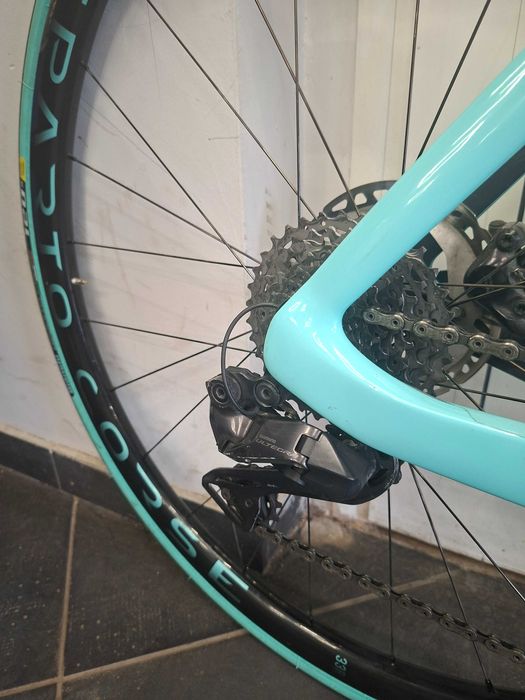 Шосеен карбонов велосипед Bianchi Oltre comp