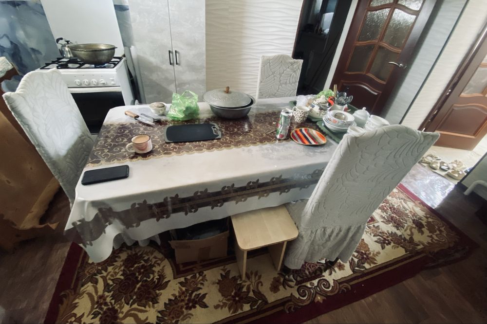 Стол стульяларымен сатылады.