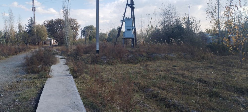 Тошлок туманида жойлашган 4 гектарли молхона бино иншоати