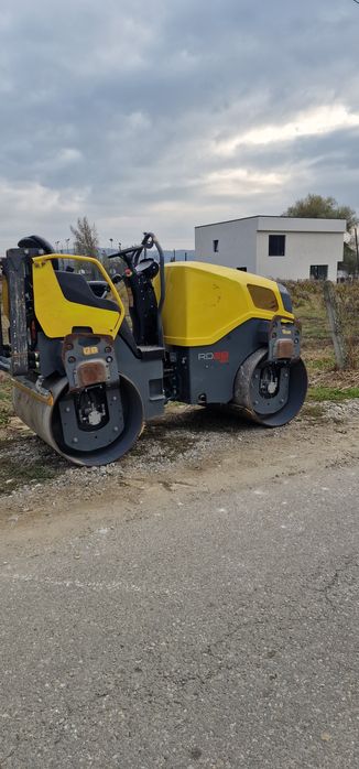 Inchiriez  cilindru compactor