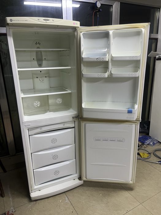 Холодильник продам бу LG