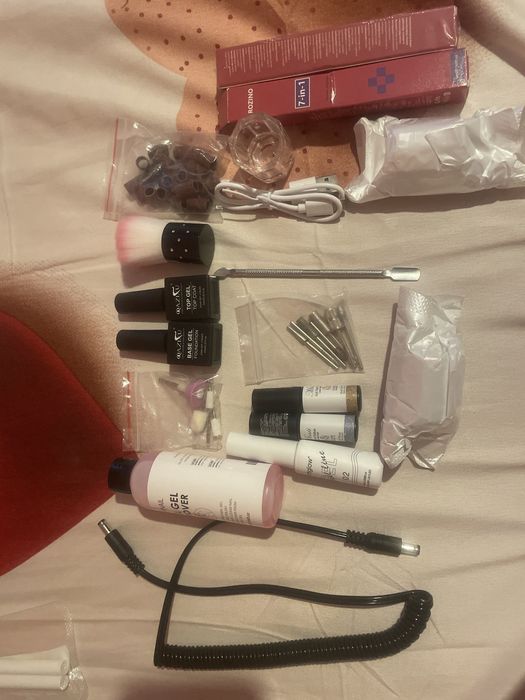 Vand produse pentru unghii noi ne folosite