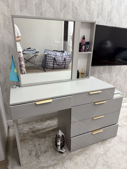 Комод косметический с зеркалом