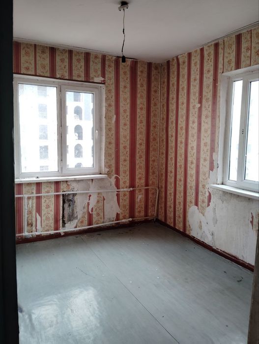 БАБУРА улица. 2 х комнатную квартиру. 9/9. Без ремонта. 58 м2 . Торец