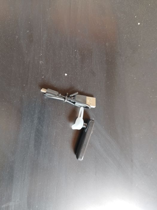 Хендсфри с кабел за зареждане