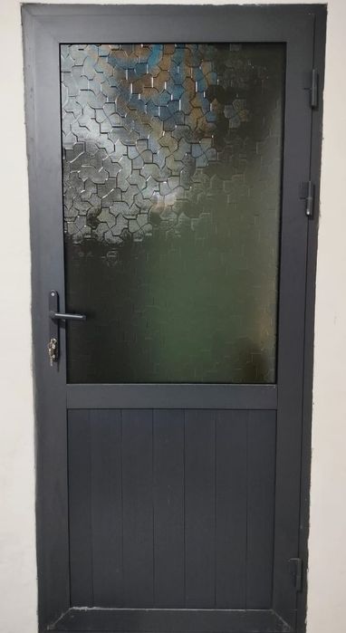 Дверь из алюминия