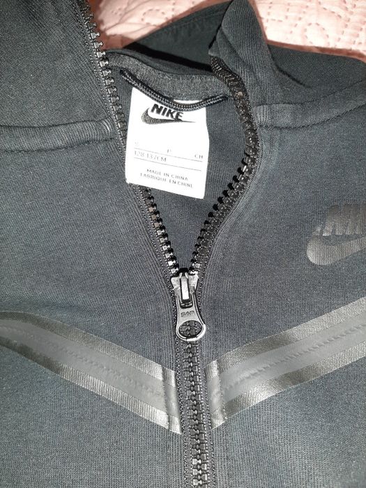 Продавам детски суитчер Nike