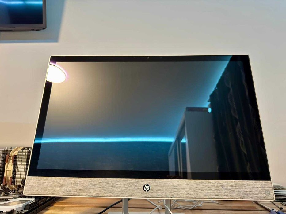 HP Pavilion 24 All-in-One A12 8GB SSD Full HD + Mouse si tastatura