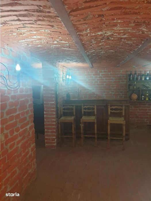 Casa cu etaj,teren 400 mp, pretabila : clinica, gradinita, birouri