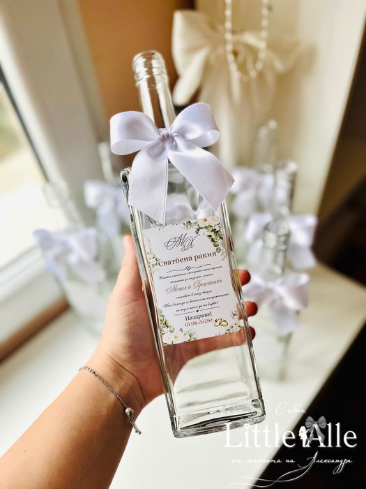 Бутилки различна вместимост с етикет и украса по желание