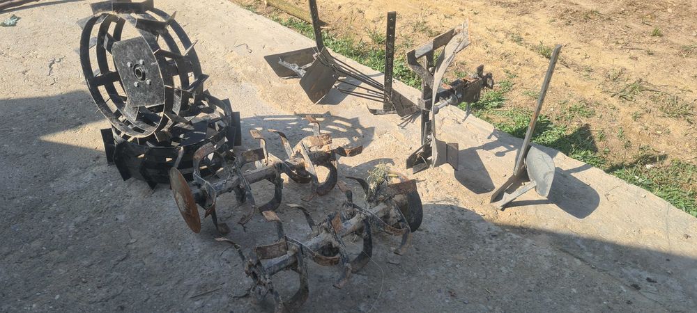 Vând motocultor 11cp  4x4 pe motorina pornire electrica și demarou cu remorca și accesorii