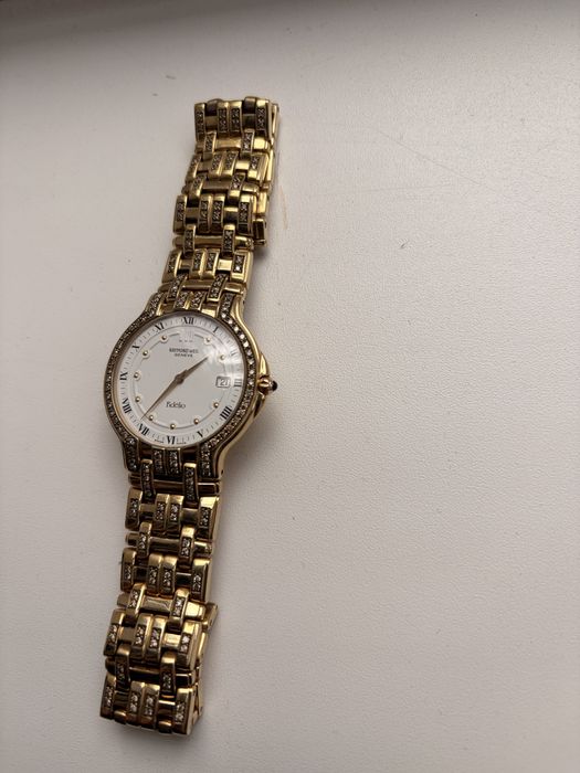 Продам золотые часы с бриллиантами