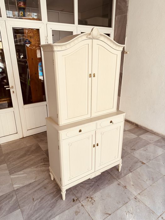 Шведски винтидж шкаф в стил Gustavian / Неокласицизъм