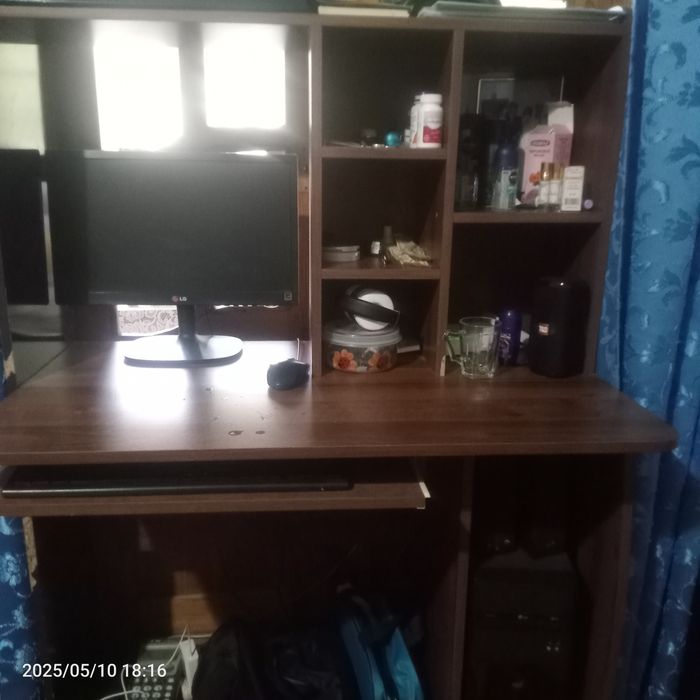 Компьютер с столом и игравая приставка