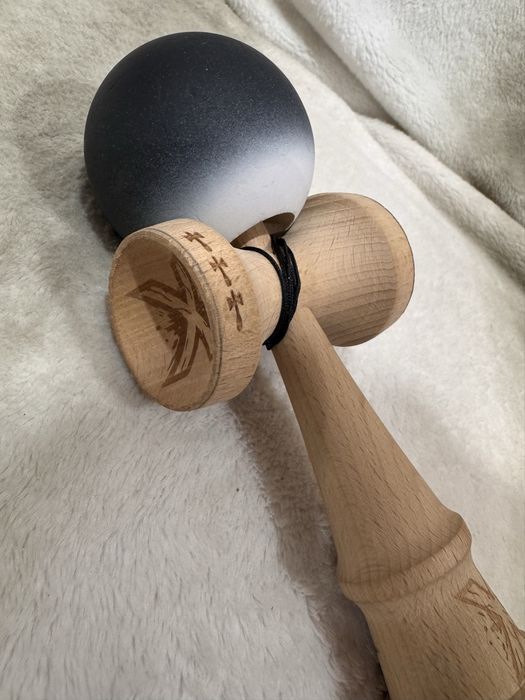 Kendama Originala X, Big Cups V3, Rubber Grip cu Cupe Mari, Ata 55 cm,