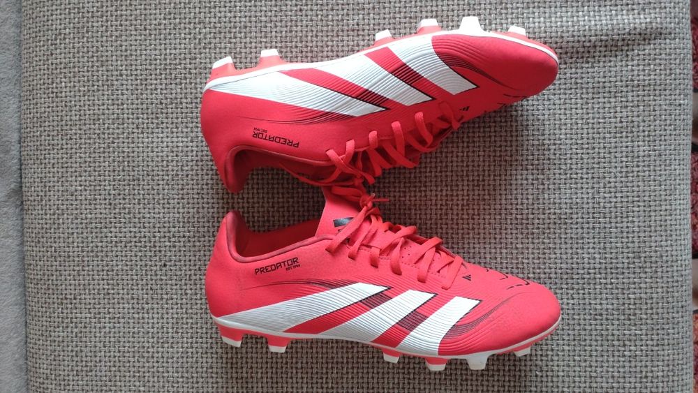 Ghete de fotbal PREDATOR