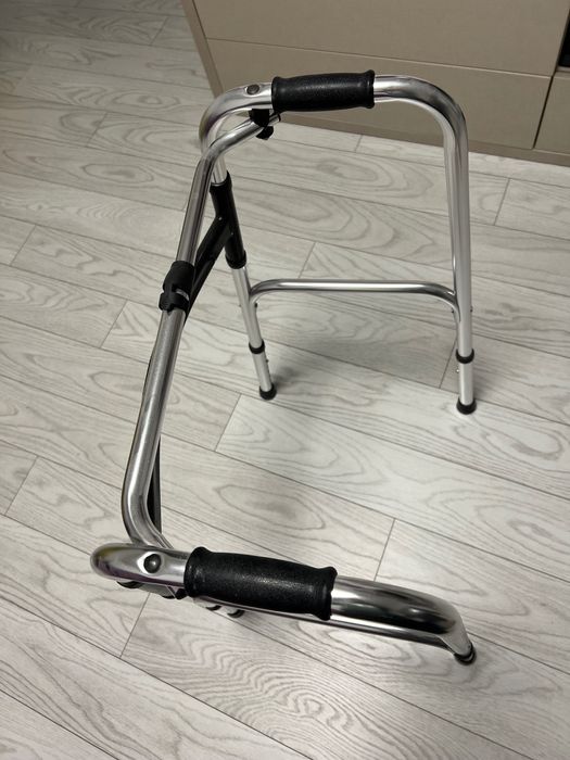 Cadru de mers, negru pliabil, ajustabil , cu functie de pasitor